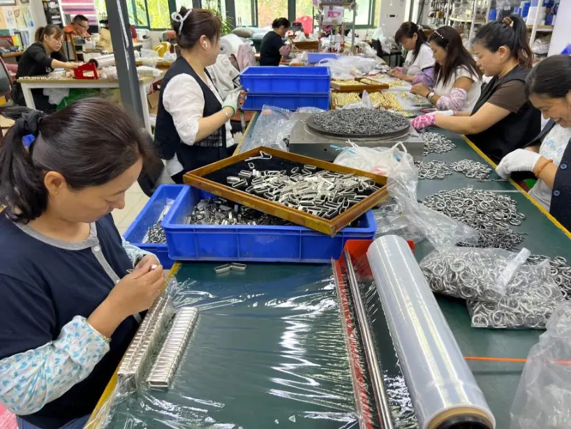 Kunyu Jewelry завърши доставката на 12 000 персонализирани кубински верижки и комплекти гривни за Северна Америка